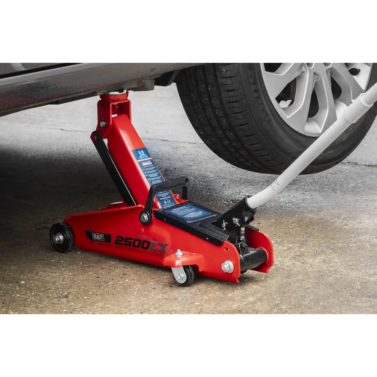 Sealey Heavy-Duty Trolley Jack 2.5 Tonne - Image 2