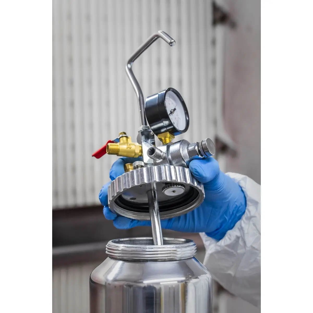 Sealey HVLP Pressure Pot System with Spray Gun & Hoses 1.7mm Set-Up - Image 12