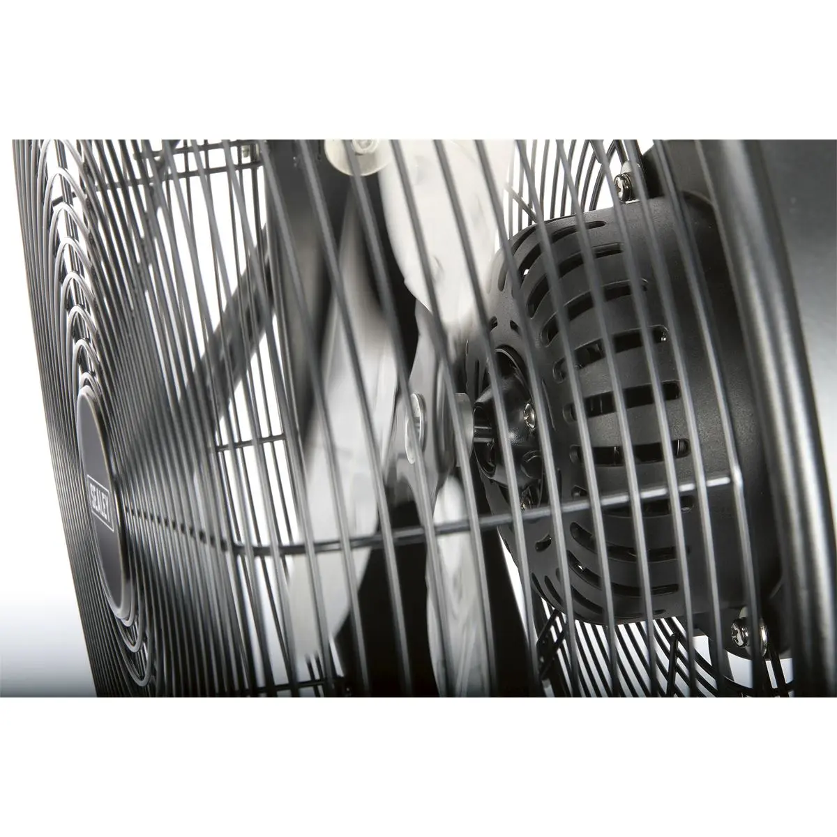 Sealey Industrial High Velocity Floor Fan with Internal Oscillation 18 - Image 6
