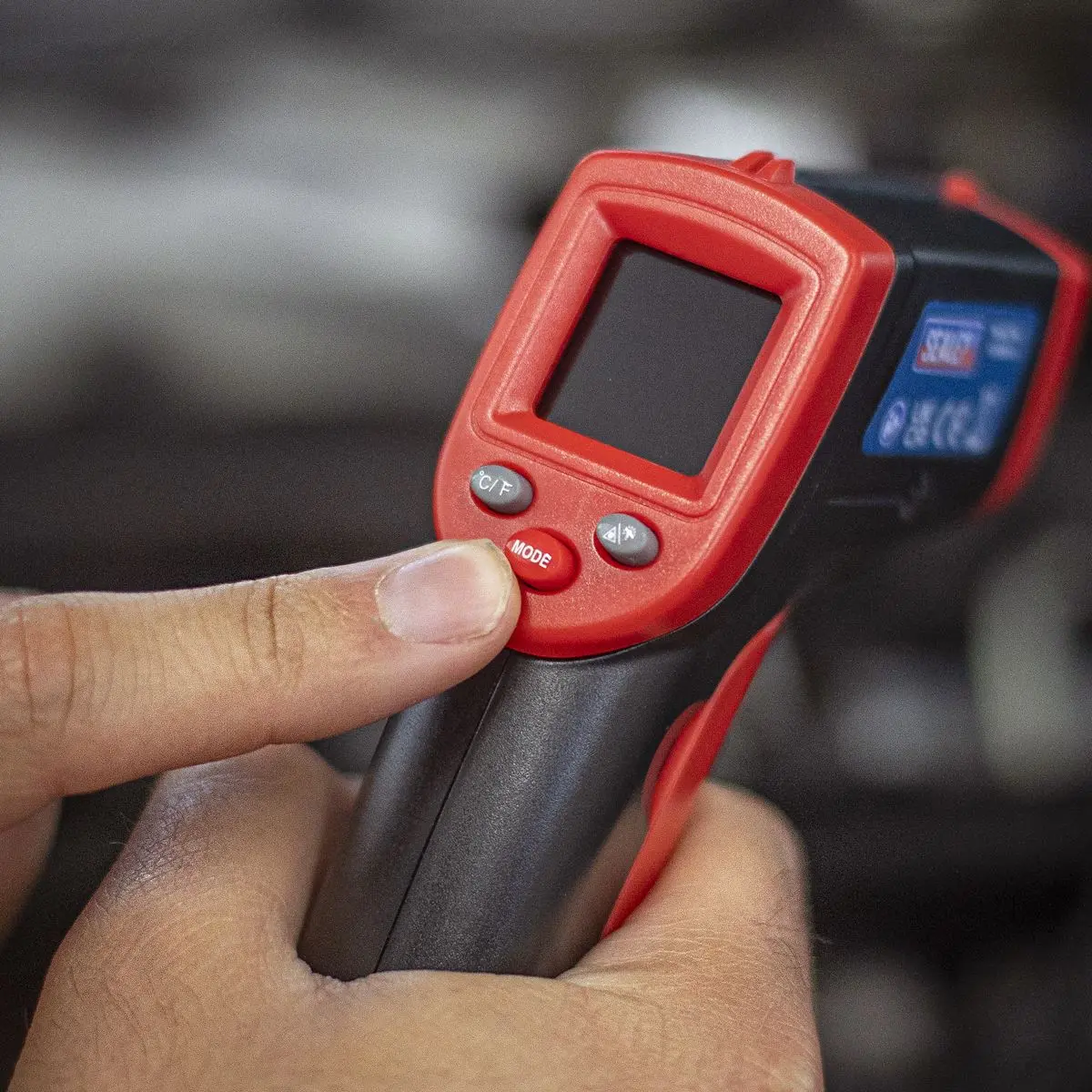 Sealey Infrared Laser Digital Thermometer 12:1 - Image 3