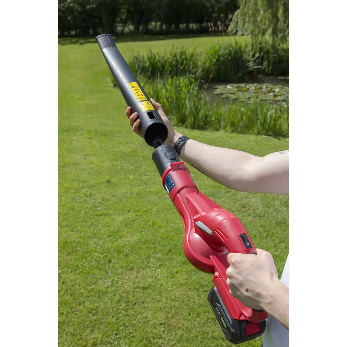 Sealey 20V Cordless Leaf Blower Kit 2Ah Battery and Charger - Image 2