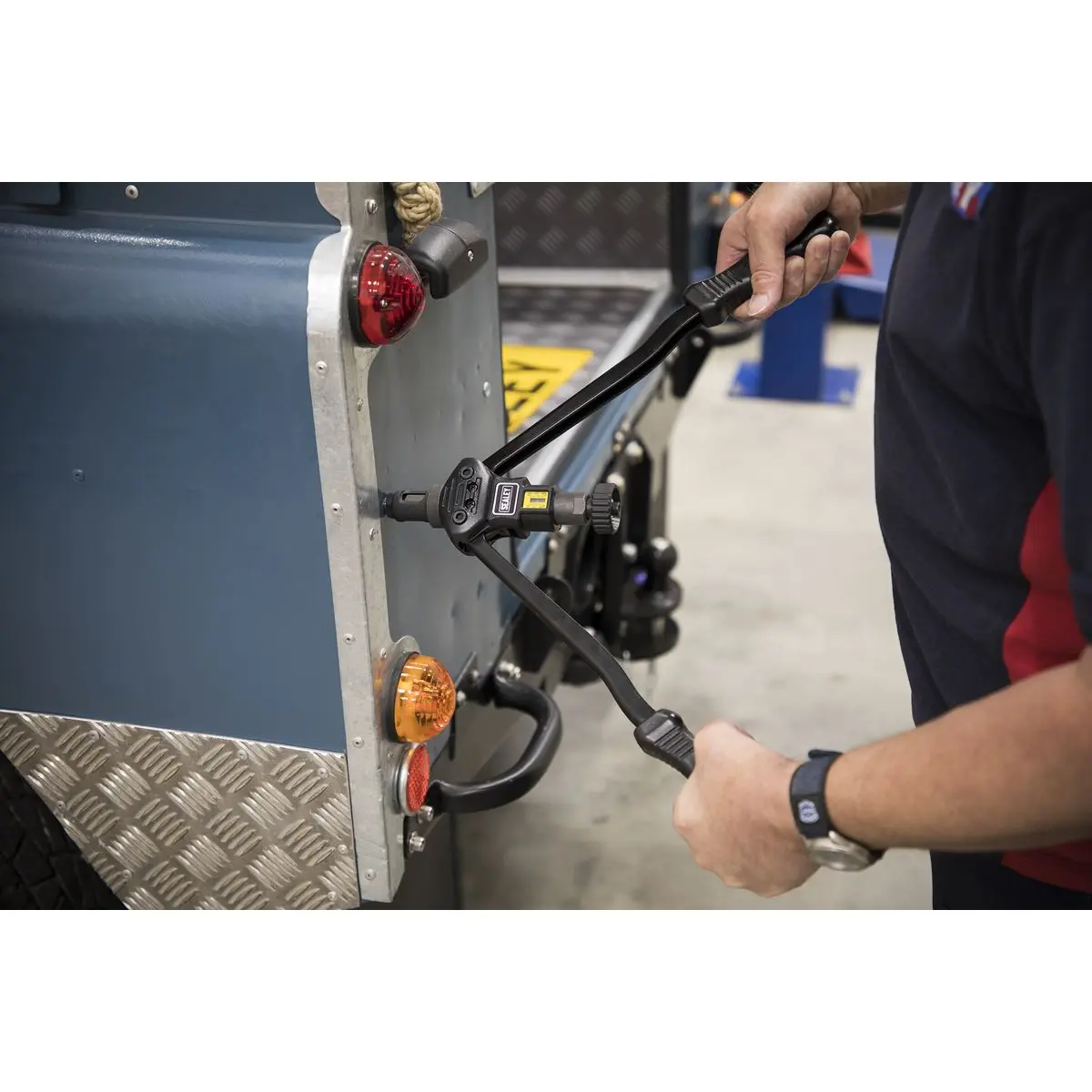 Sealey Long-Arm Threaded Nut Riveter - Image 2