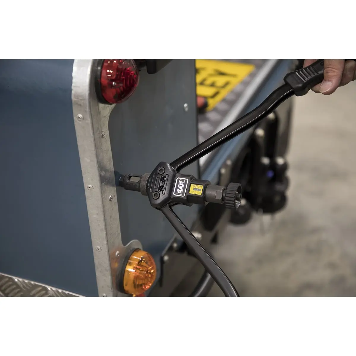 Sealey Long-Arm Threaded Nut Riveter - Image 8