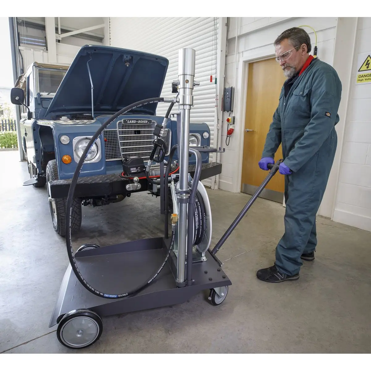 Sealey Oil Dispensing System Air Operated with 10m Retractable Hose Reel - Image 5