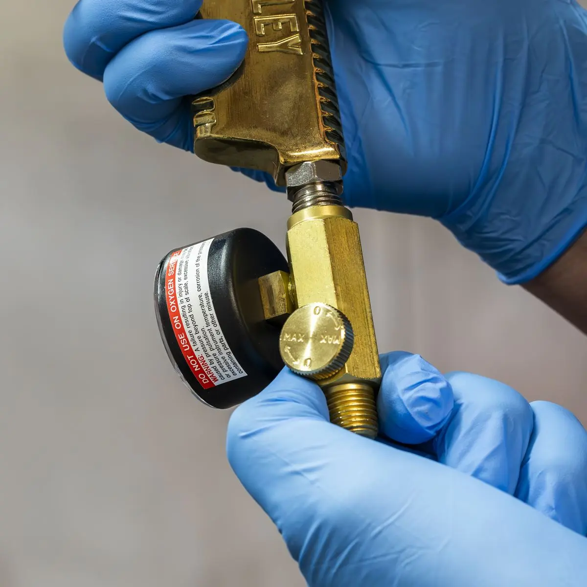 Sealey On-Gun Regulator with Gauge - Image 3