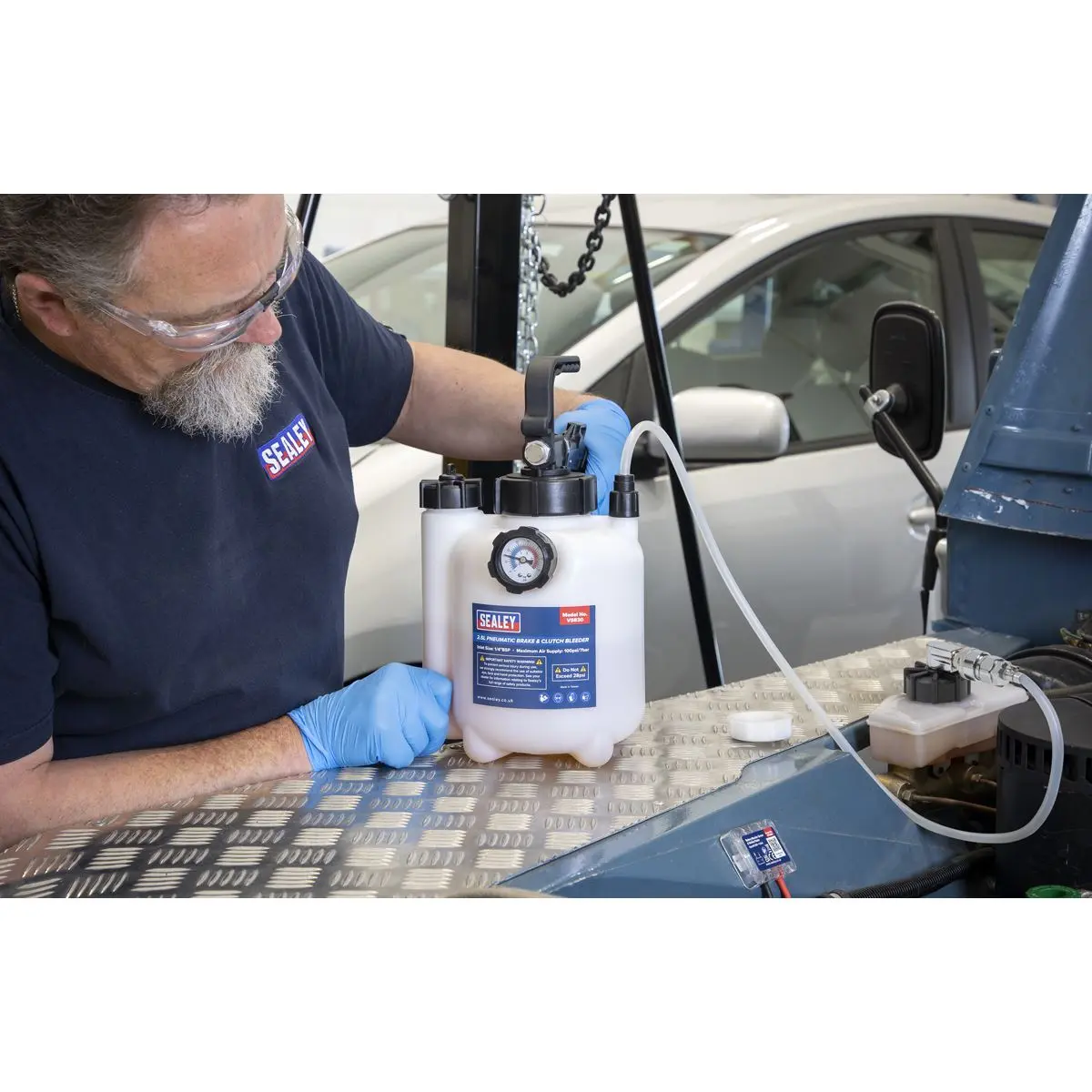 Sealey Pneumatic Brake & Clutch Bleeder 2.5L - Image 6