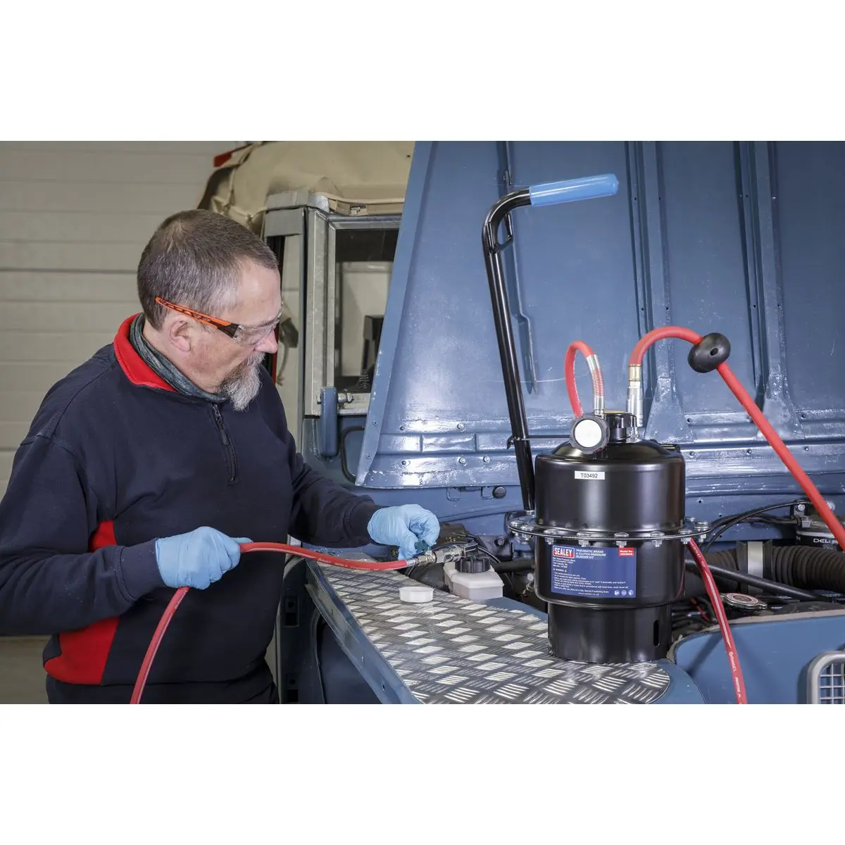 Sealey Pneumatic Brake & Clutch Pressure Bleeder Kit - Image 2