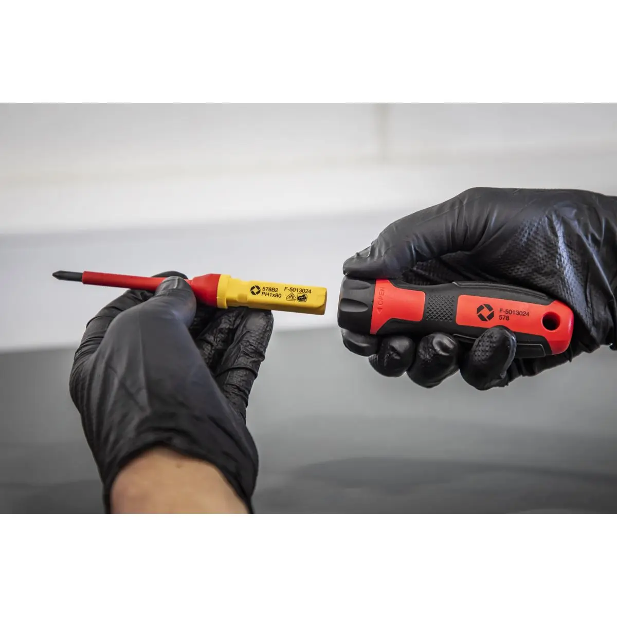 Sealey Premier Screwdriver Set Interchangeable 8pc - VDE Approved - Image 6
