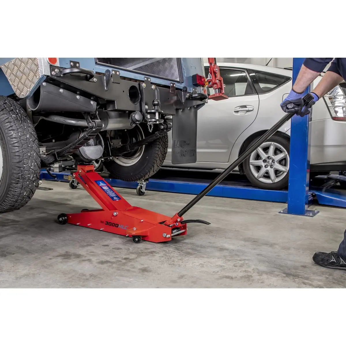 Sealey Premier Premier Long Reach High Lift Trolley Jack 3 Tonne - Image 8
