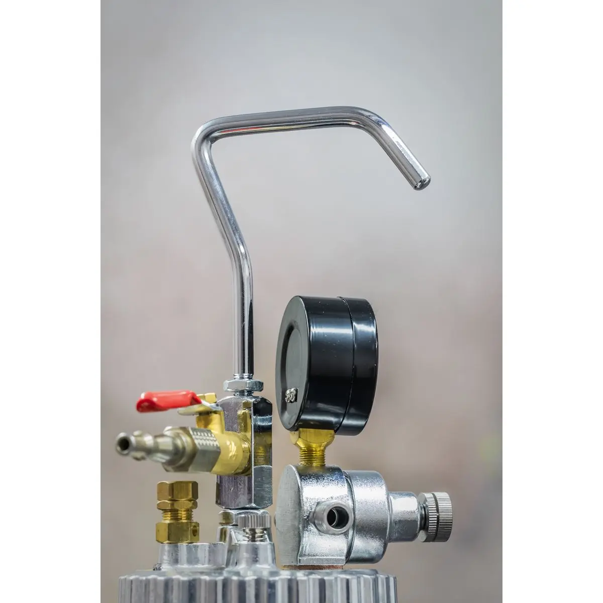 Sealey Pressure Pot System with Spray Gun & Hoses 1.8mm Set-Up - Image 3
