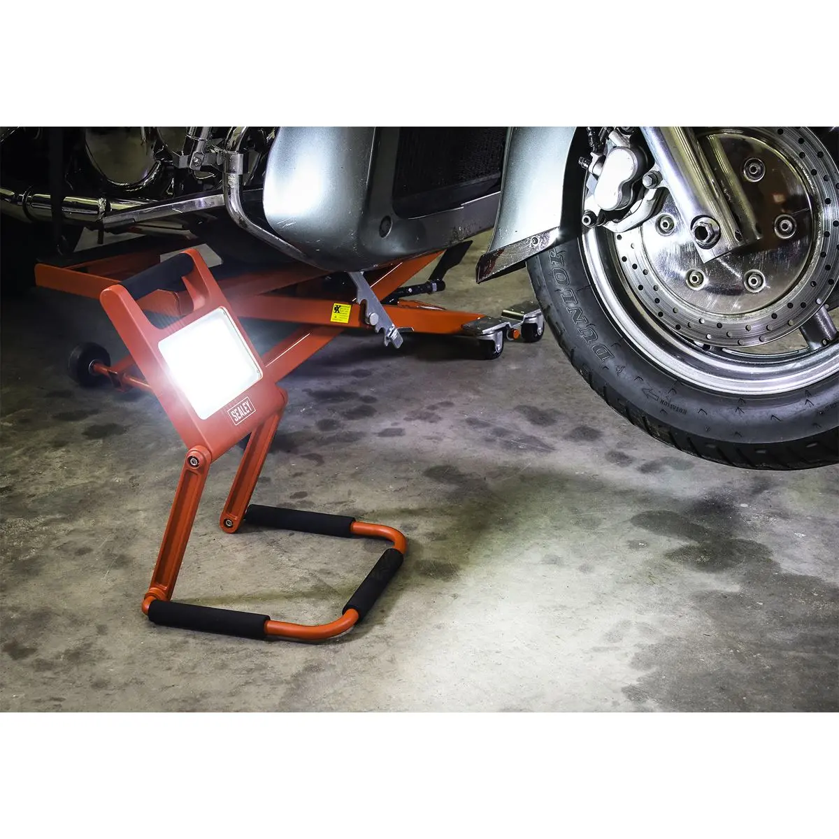 Sealey Rechargeable Fold Flat Floodlight 20W SMD LED Lithium-ion - Image 4