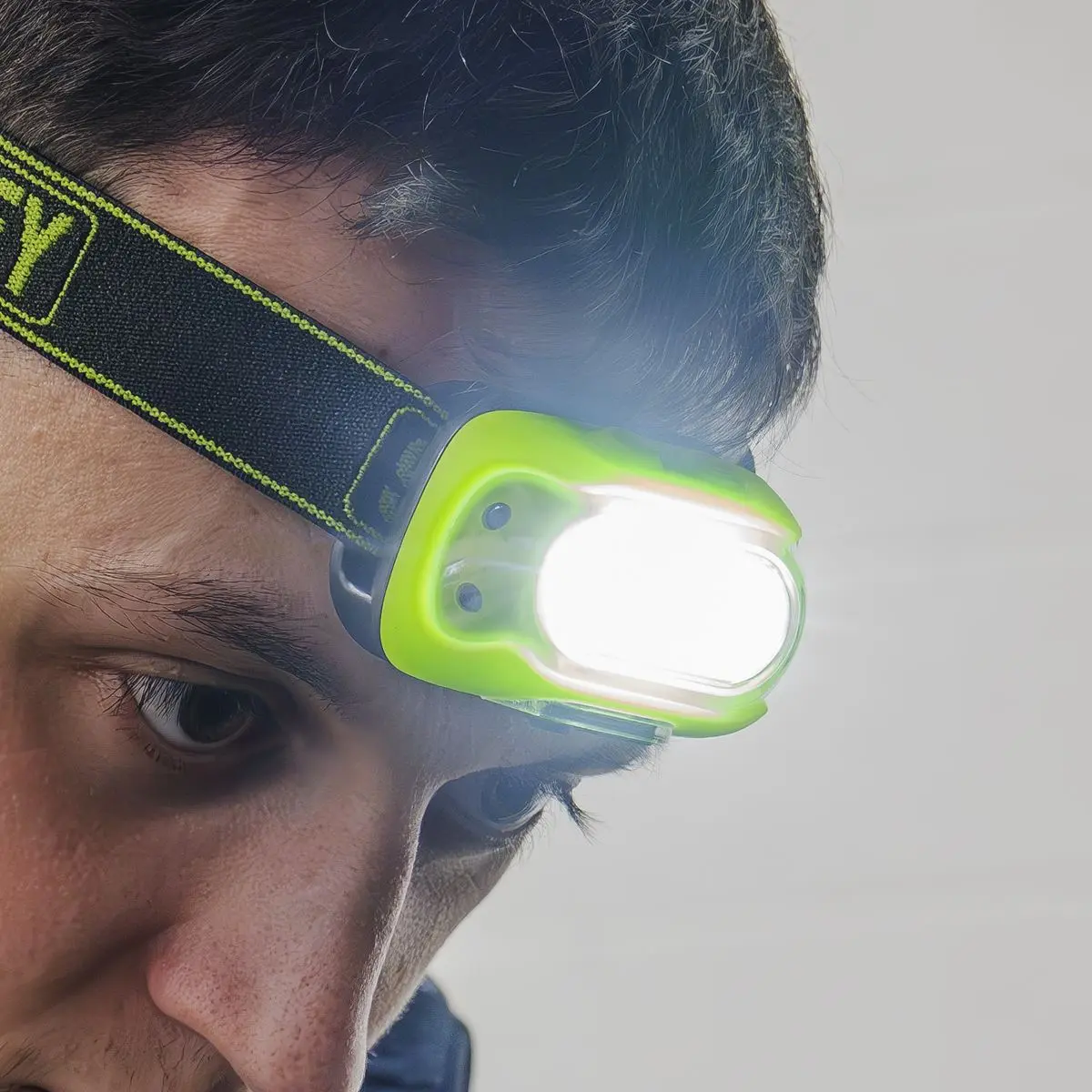 Sealey Rechargeable Head Torch with Auto-Sensor 8W COB LED - Green - Image 7