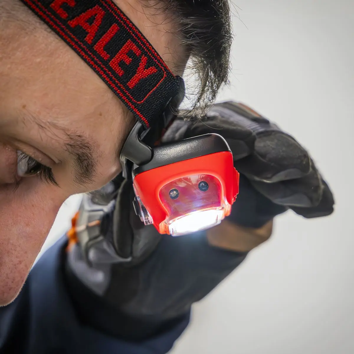 Sealey Rechargeable Head Torch with Auto-Sensor 8W COB LED - Red - Image 6