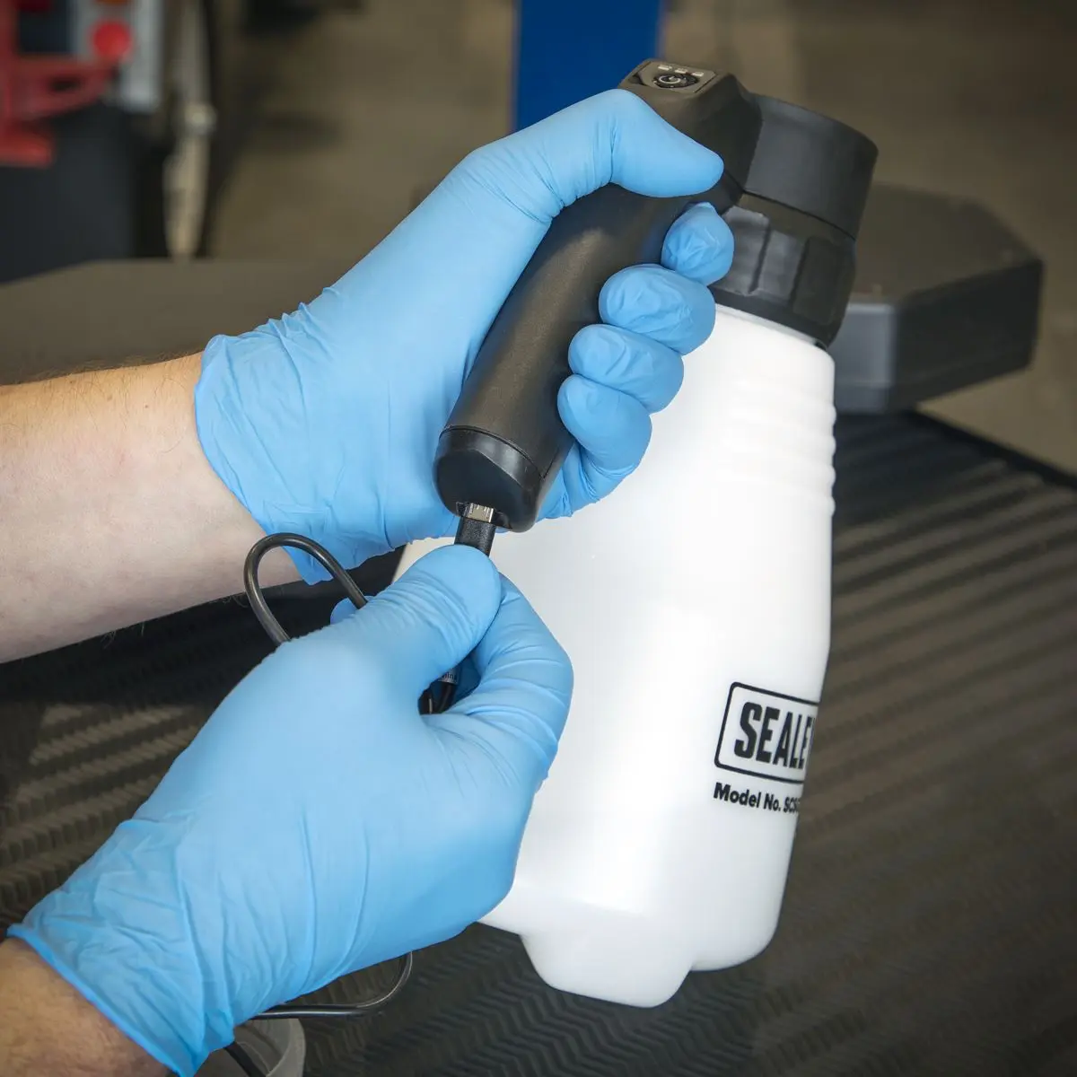 Sealey Rechargeable Pressure Sprayer 2L - Image 3