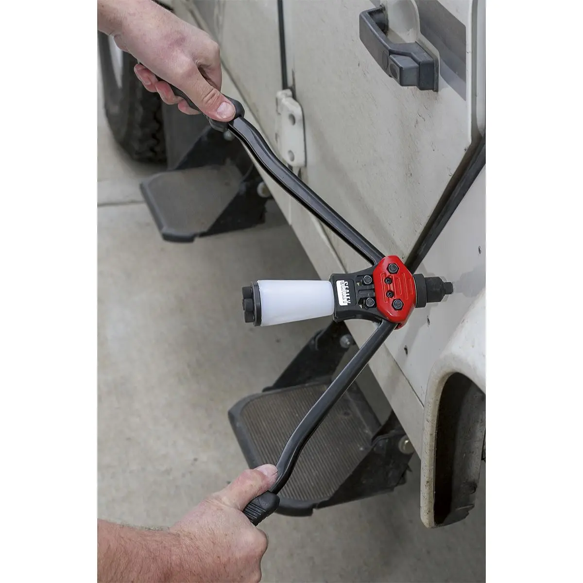 Sealey Riveter Medium-Arm with Collection Bowl - Image 4