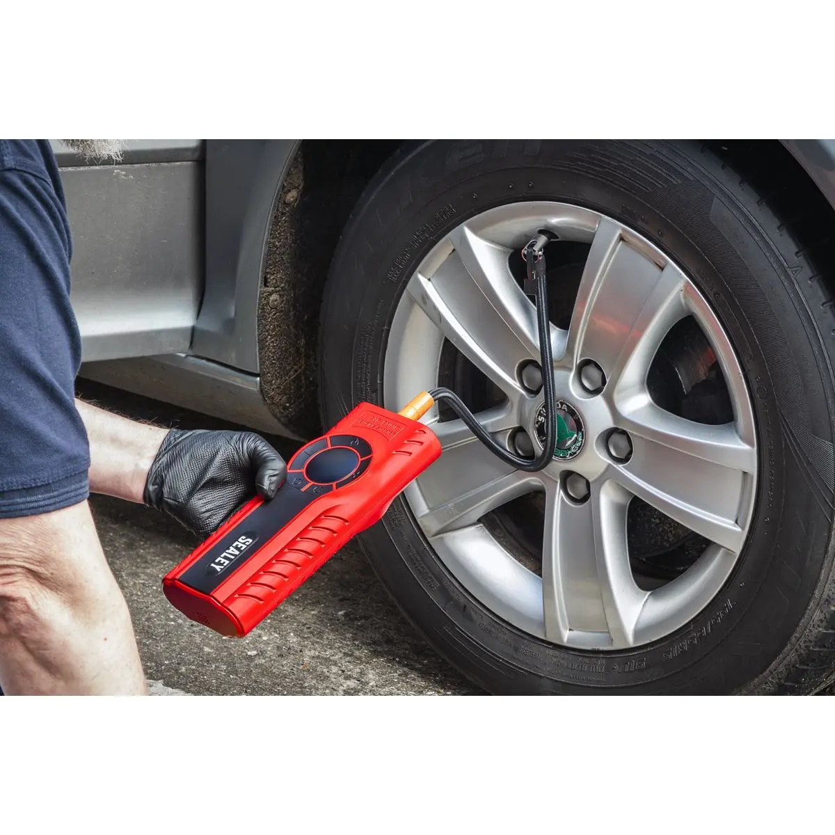 Sealey RoadStart® 1200A 12V Jump Starter & Tyre Inflator - Image 7