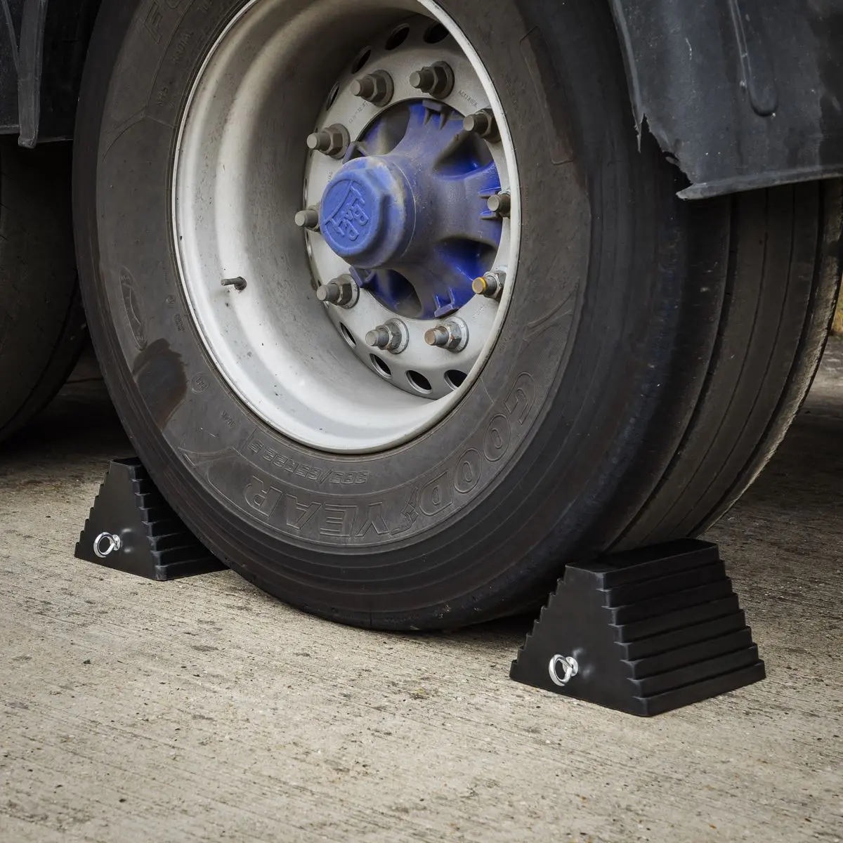 Sealey Rubber Wheel Chock 3.8kg - Single - Image 3
