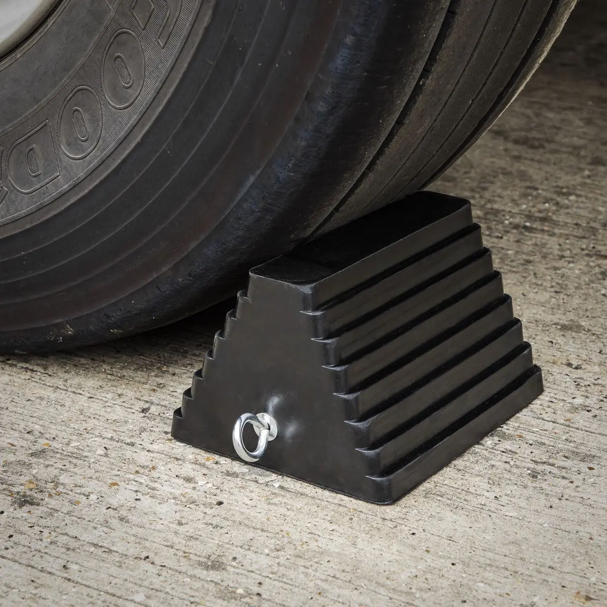 Sealey Rubber Wheel Chock 3.8kg - Single - Image 4