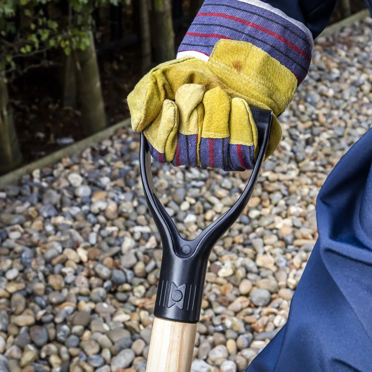 Sealey Shovel with 710mm Wooden Handle - Image 4