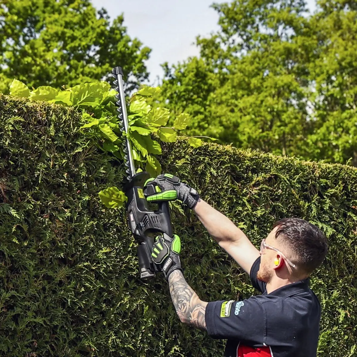 Sealey SV10.8 Series Cordless Hedge Trimmer Kit 10.8V 2Ah - Image 10