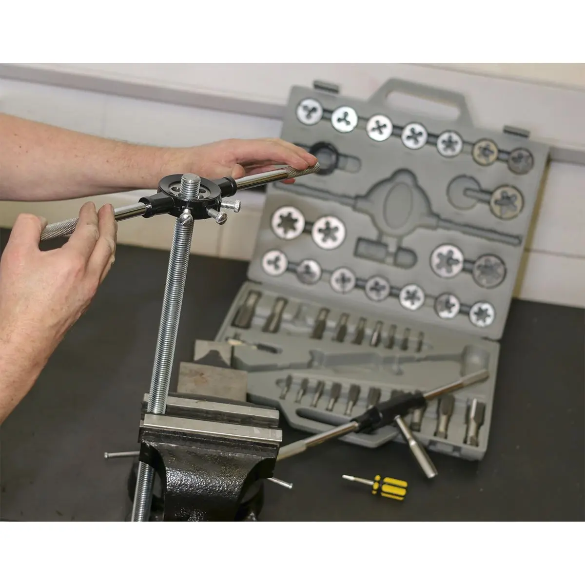 Sealey Tap & Die Set 45pc Split Dies Metric - Image 2
