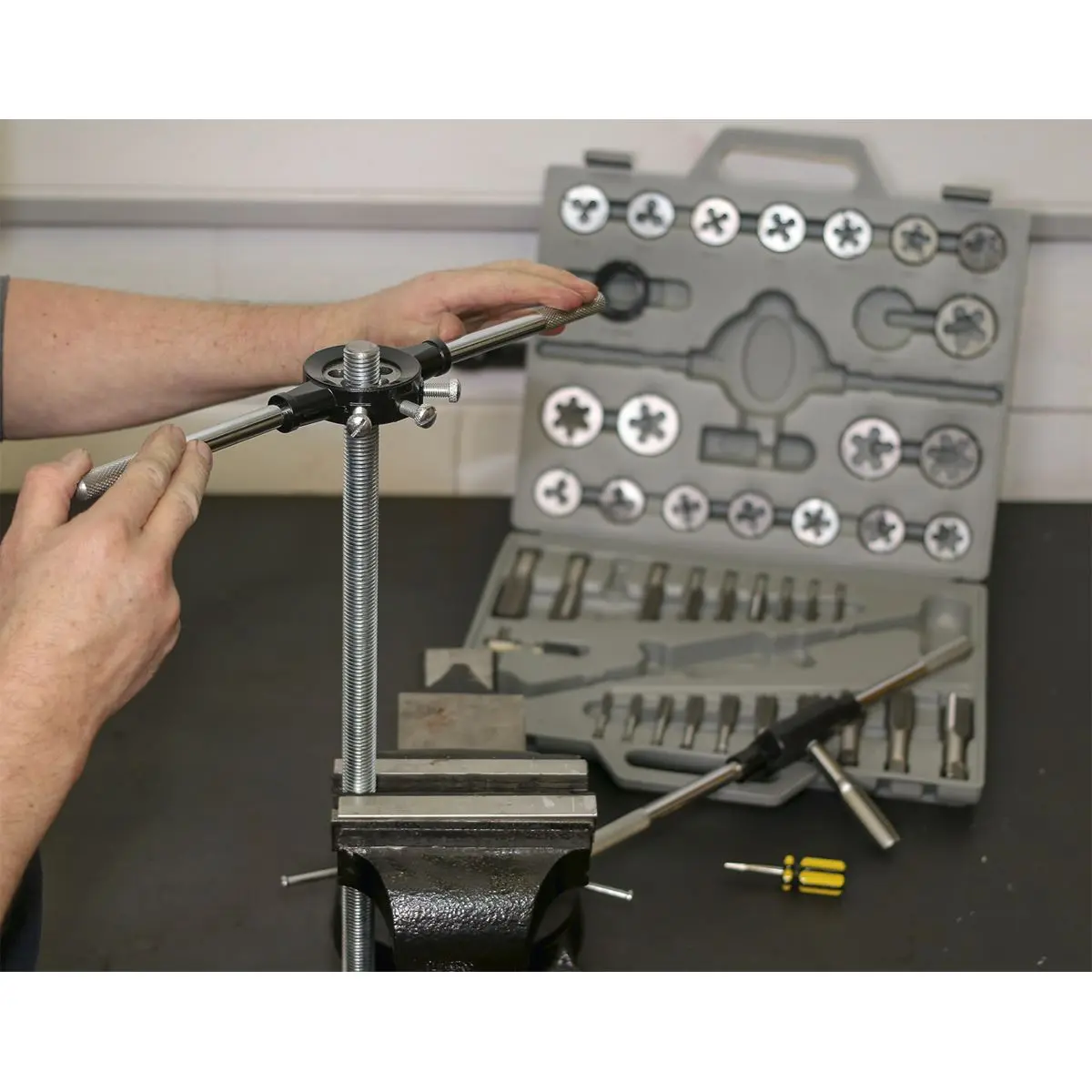 Sealey Tap & Die Set 45pc Split Dies Metric - Image 3