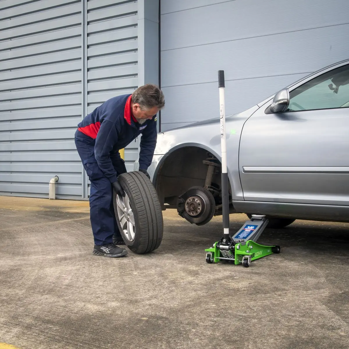 Sealey Low Profile Rocket Lift Trolley Jack 2.25 Tonne - Green - Image 3