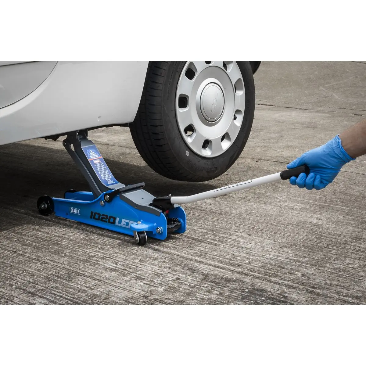 Sealey Low Profile Short Chassis Trolley Jack 2 Tonne - Blue - Image 10