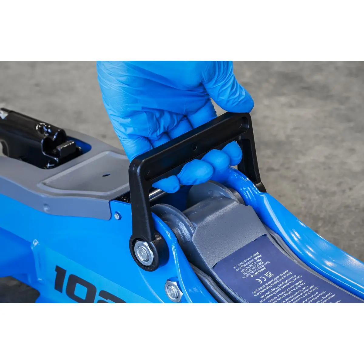 Sealey Low Profile Short Chassis Trolley Jack 2 Tonne - Blue - Image 9