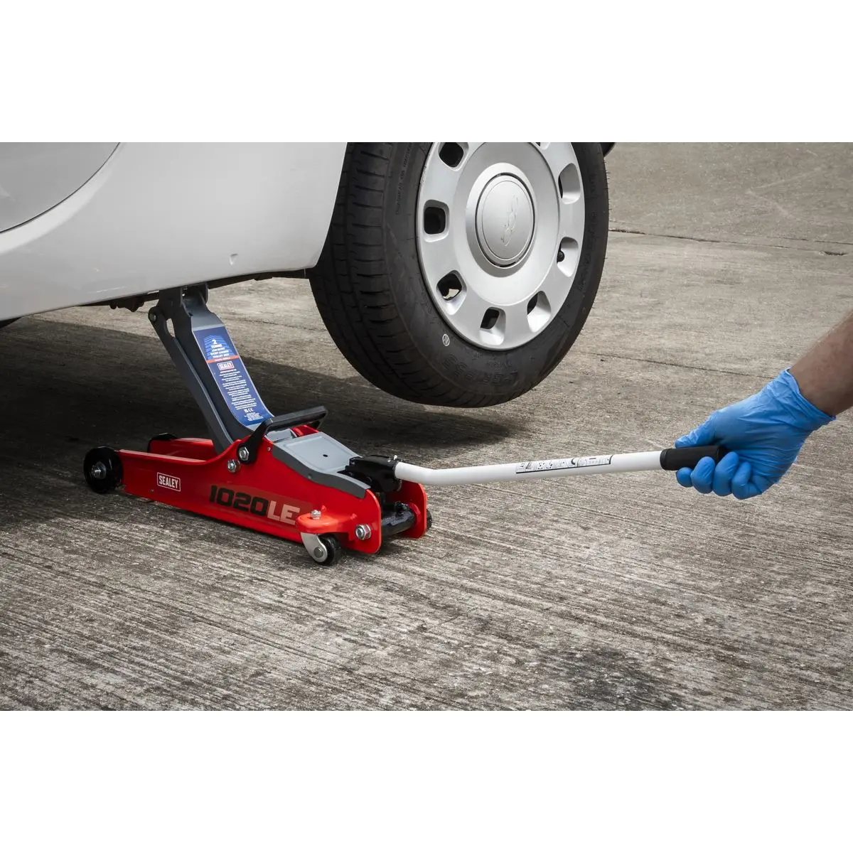 Sealey Trolley Jack 2tonne Low Entry Short Chassis - Red - Image 3