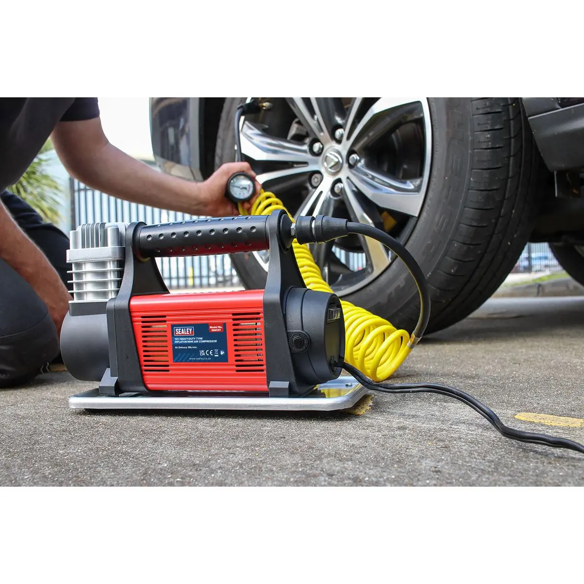 Sealey Tyre Inflator/Mini Air Compressor 12V Heavy-Duty - Image 4