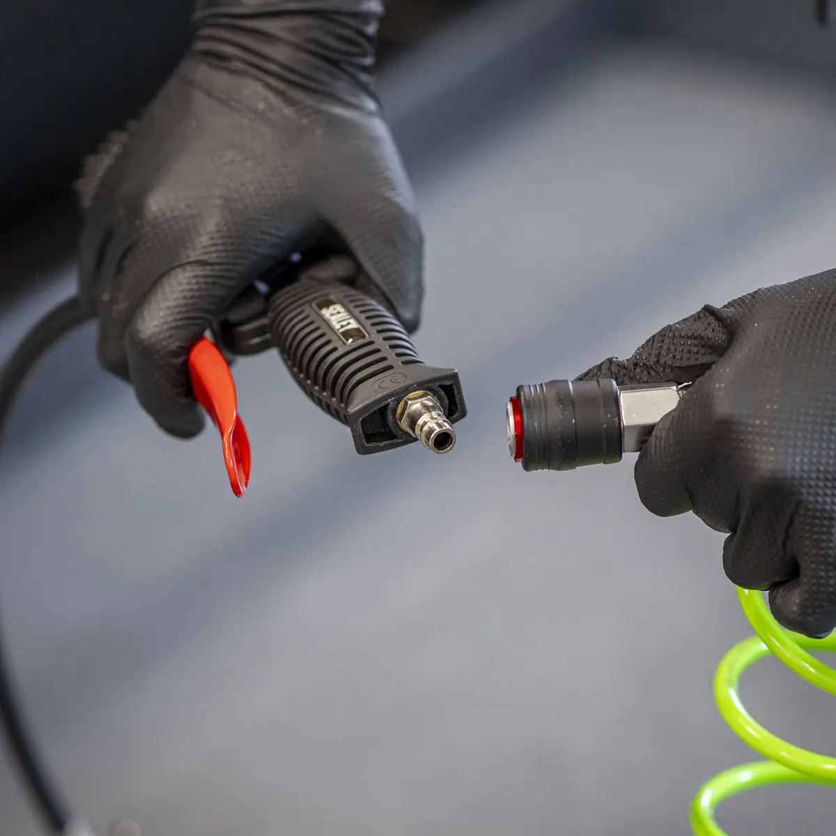 Sealey Tyre Inflator with Clip-On Connector - Image 5