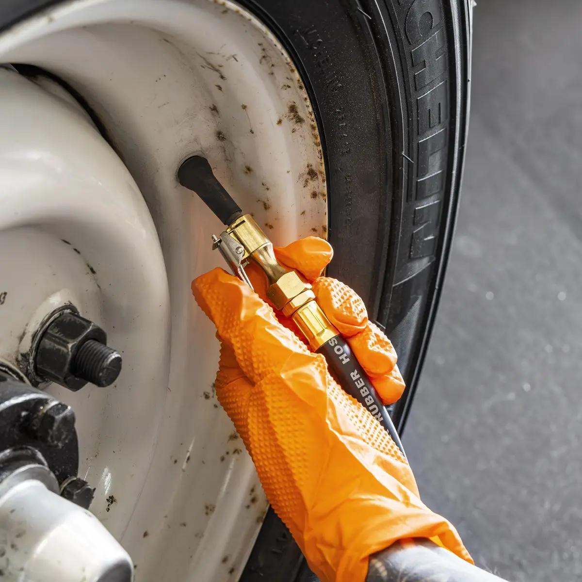 Sealey Tyre Inflator with Clip-On Connector - Image 6