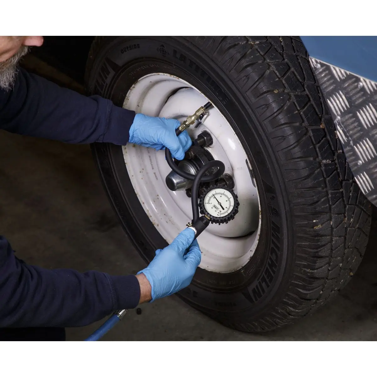 Sealey Tyre Inflator with Clip On Connector Glow in the Dark Dial - Image 6