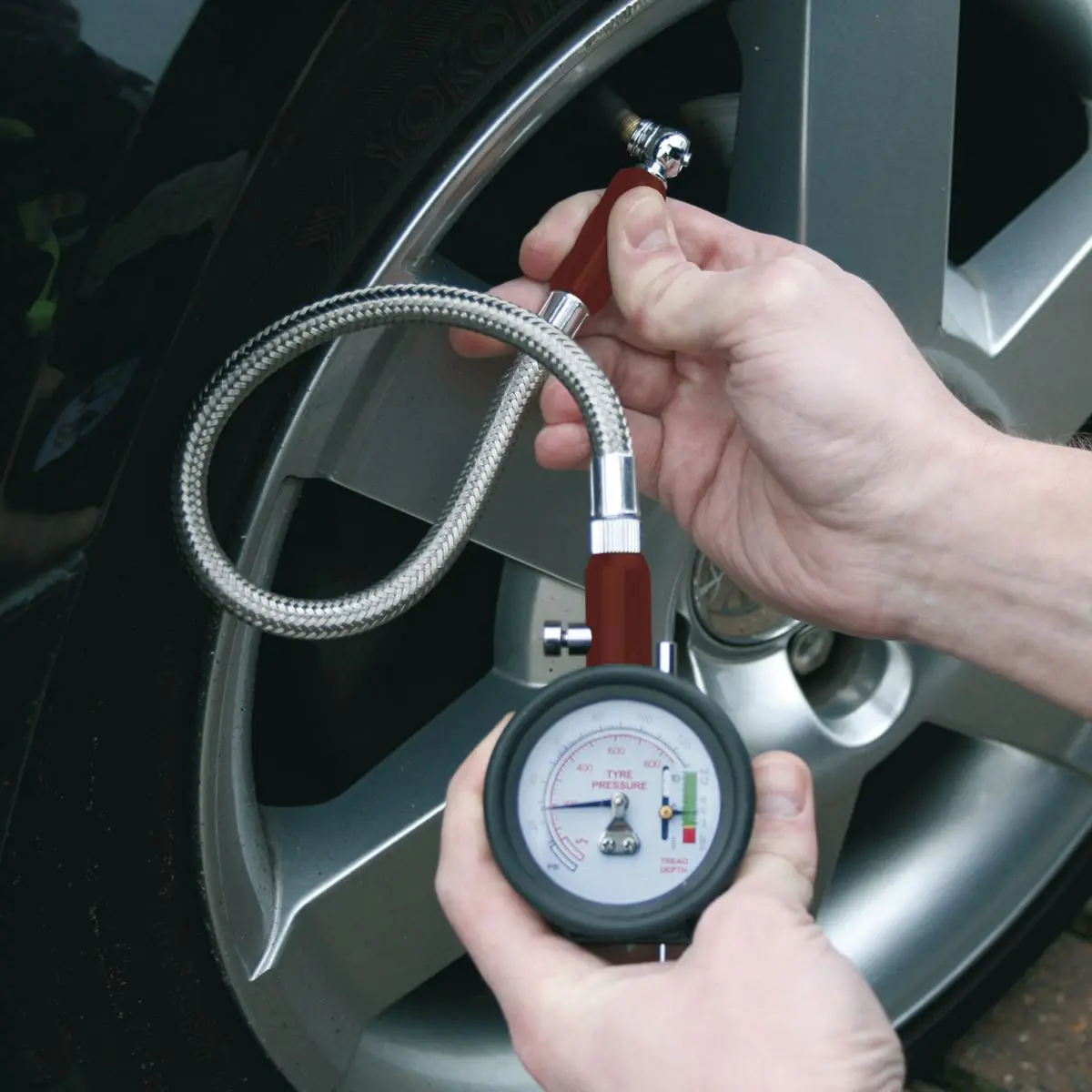 Sealey Tyre Pressure Gauge & Tyre Tread Depth Gauge - Flexible Hose 0-8bar(0-120psi) - Image 3