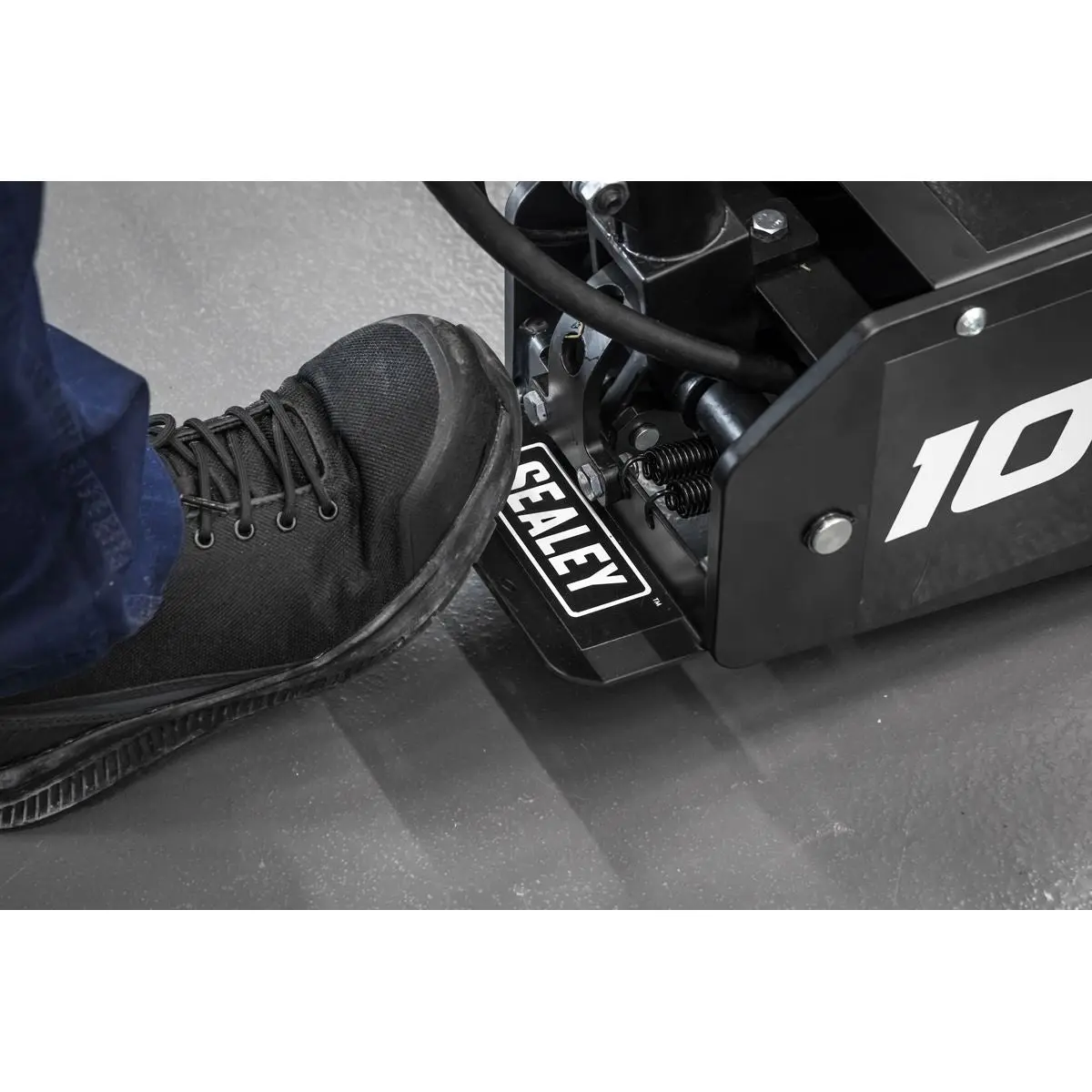 Sealey Viking Professional Long Reach Air/Manual Operation Trolley Jack with Rocket Lift 10 Tonne - Image 2