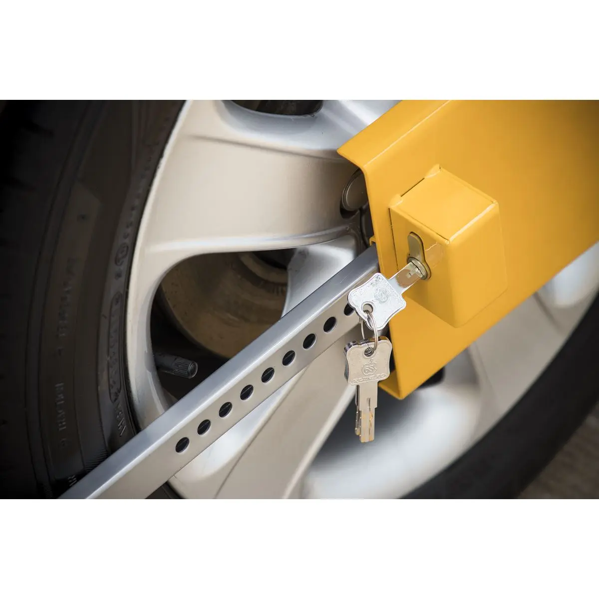 Sealey Wheel Clamp with Lock & Key - Image 3