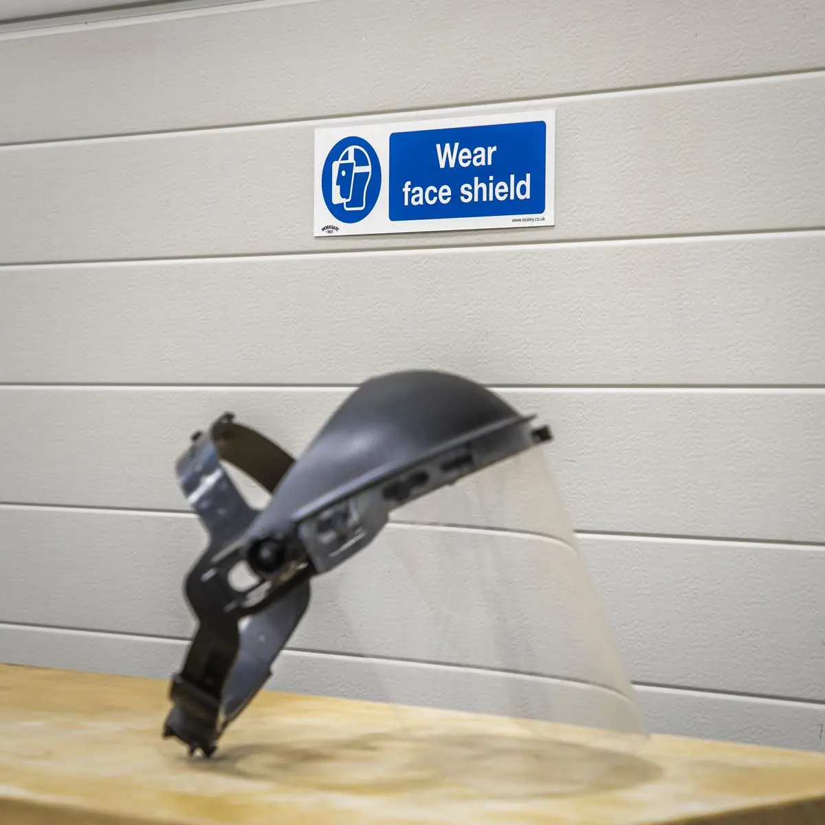 Worksafe by Sealey Mandatory Safety Sign - Wear Face Shield - Self-Adhesive Vinyl - Image 4